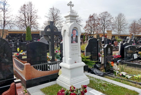 Вертикальная стела из белого мрамора в православном стиле